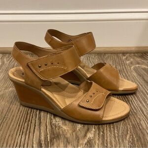 Earth Iris Sand Brown Calf Leather Wedge Sandals - Women’s Size 7